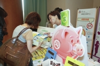Tung Wah Group of Hospitals introduced their smoking cessation services to participants at the information booth