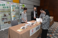 医院管理局无烟新天地在场内展示各种有关戒烟服务的信息