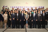 一众主礼嘉宾感谢戒烟服务机构及三十多间来自不同行业的商会及联会全力支持「香港无烟领先企业大奖2013」