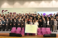 著名投资专家陈永陆先生代表「香港无烟领先企业大奖2011」181间获得优异奖的企业接受奖项