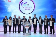 一众主礼嘉宾打开时间锦囊,回顾香港控烟工作的重要里程碑。 一众主礼嘉宾打开时间锦囊,回顾香港控烟工作的重要里程碑。