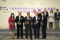 主礼嘉宾感谢不同的商会及组织全力支持「香港无烟领先企业大奖2013」综合服务中心设立戒烟服务展览，介绍各种戒烟方法及中心的戒烟支持服务